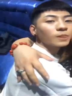 这小伙达到人生巅峰了